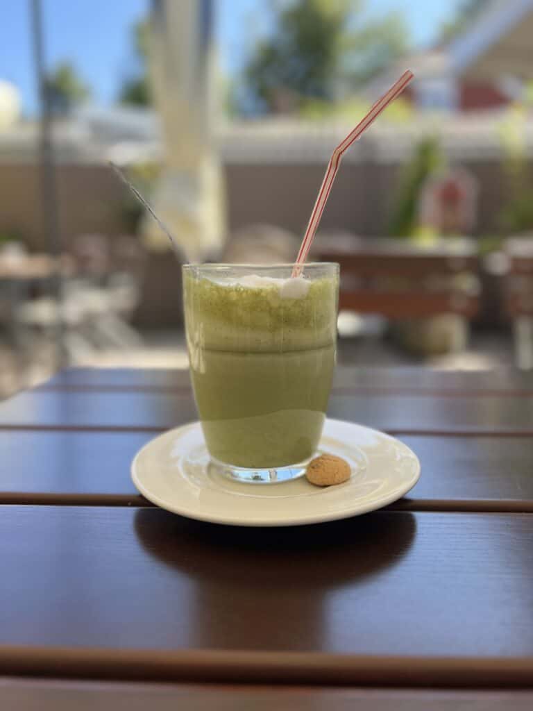 Ein Bild das ein Glas Matcha Latte zeigt