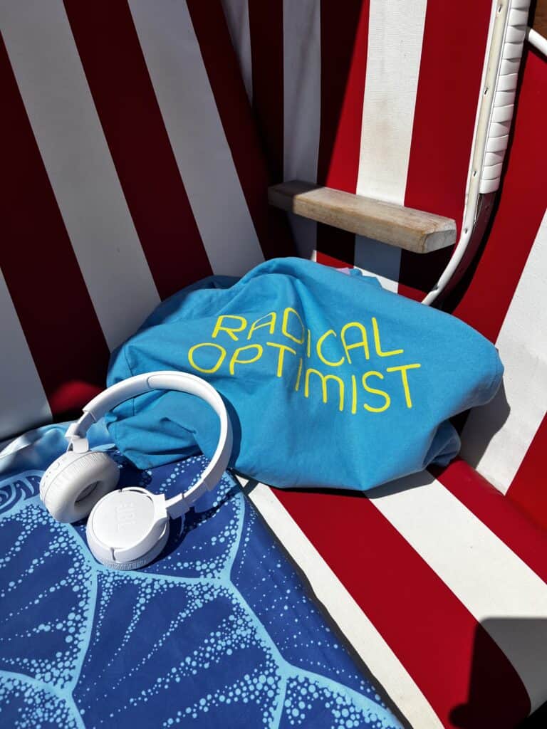 Das Foto zeigt einen Strandkorb mit Kopfhörern und Strandtasche