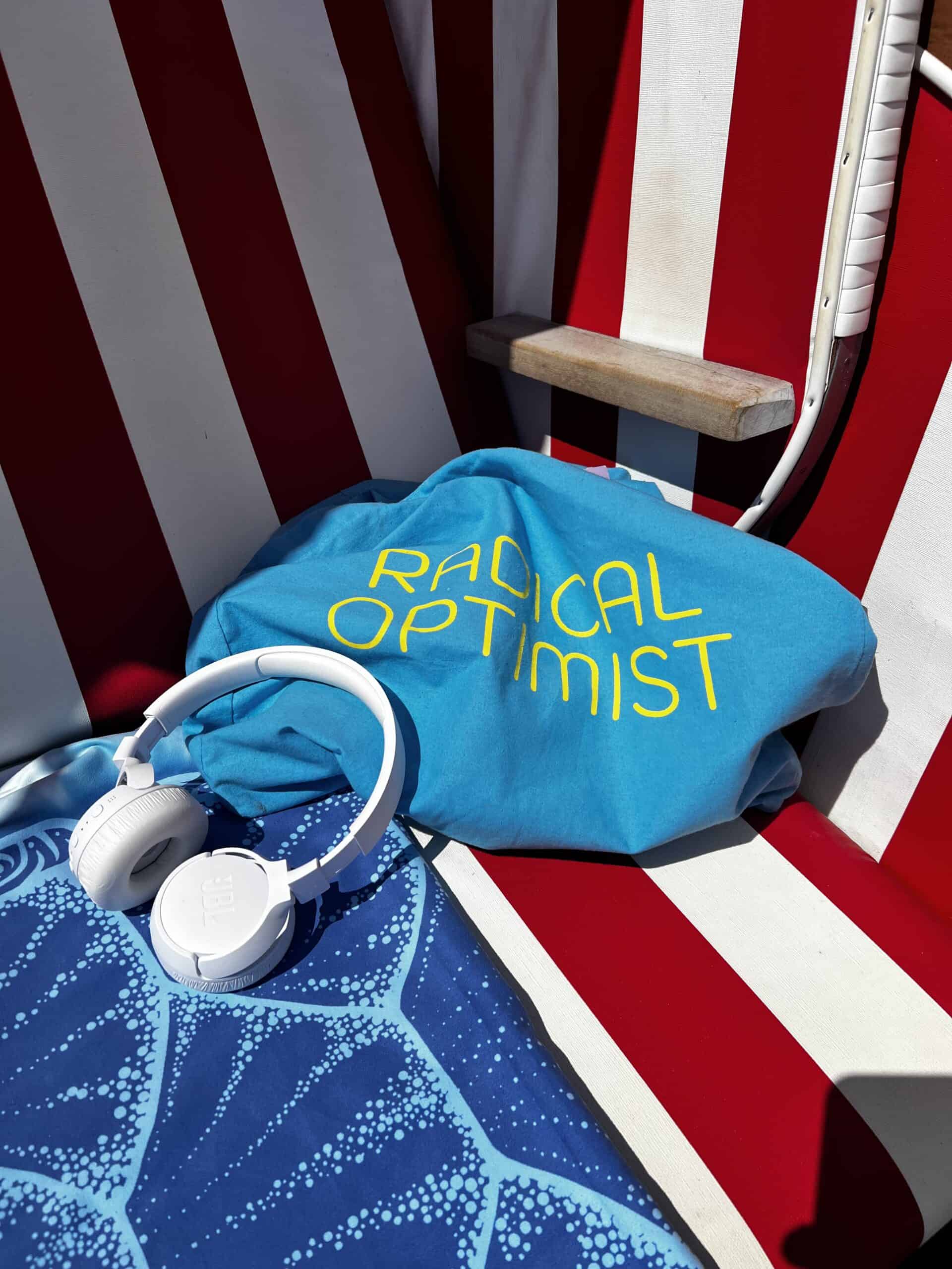 Das Foto zeigt einen Strandkorb mit Kopfhörern und Strandtasche