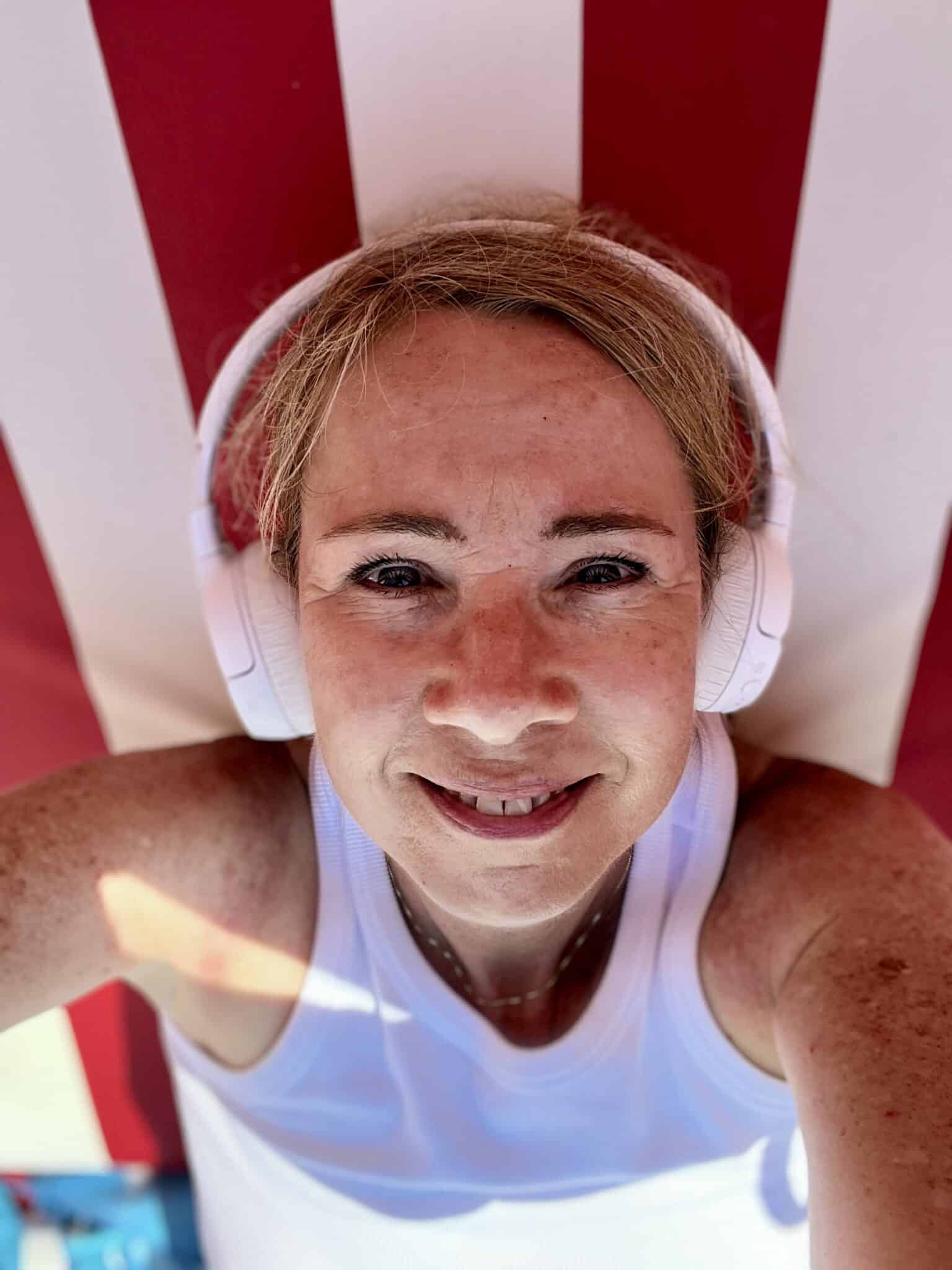 Mari Fährmann trägt Kopfhörer am Strand