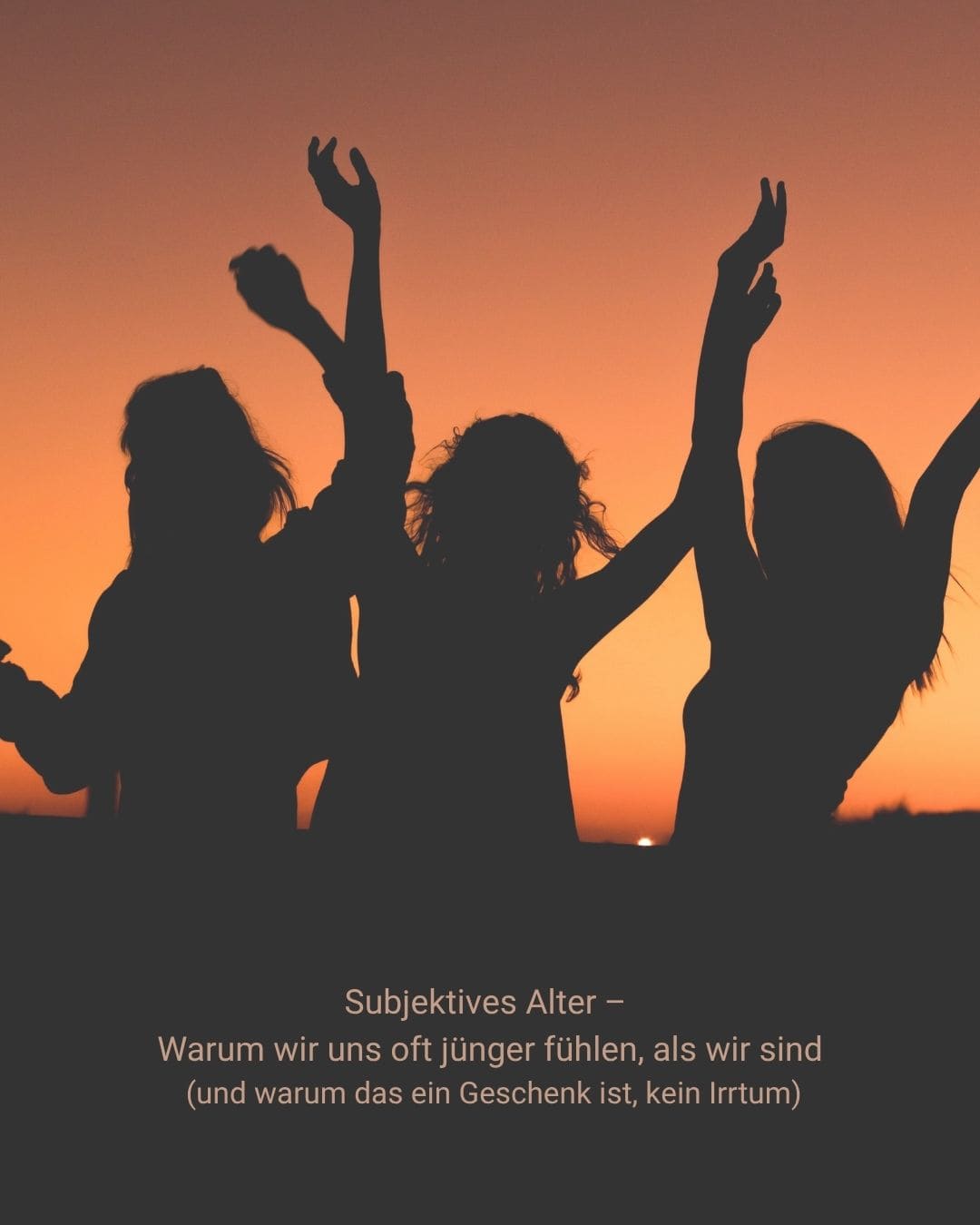 Das Bild zeigt drei tanzende Frauen vor einem Sonnenuntergang